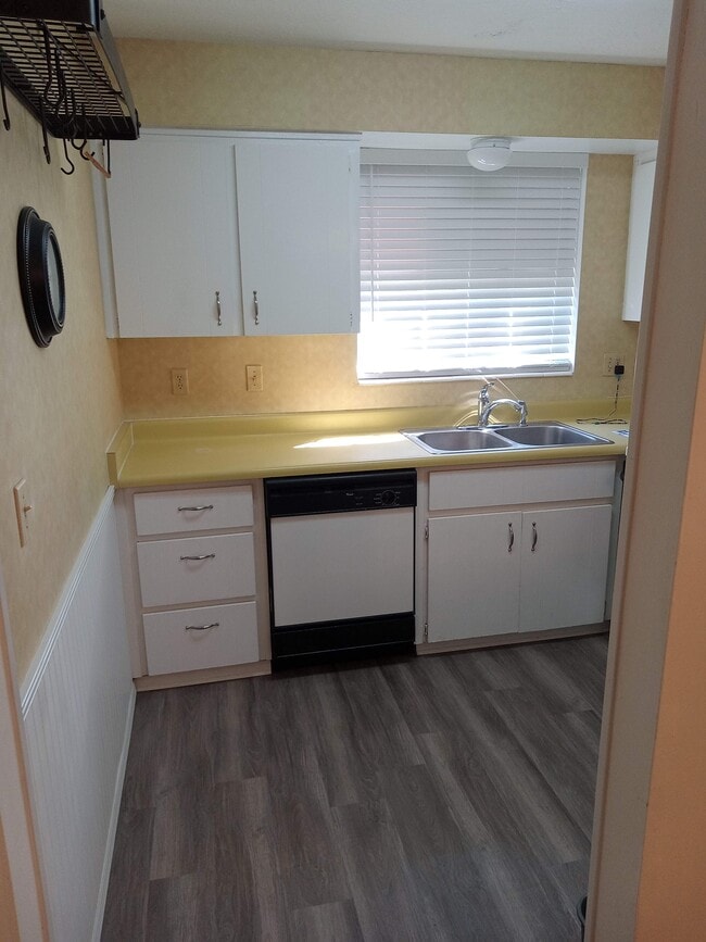 KITCHEN - 5201 Atlantic Blvd