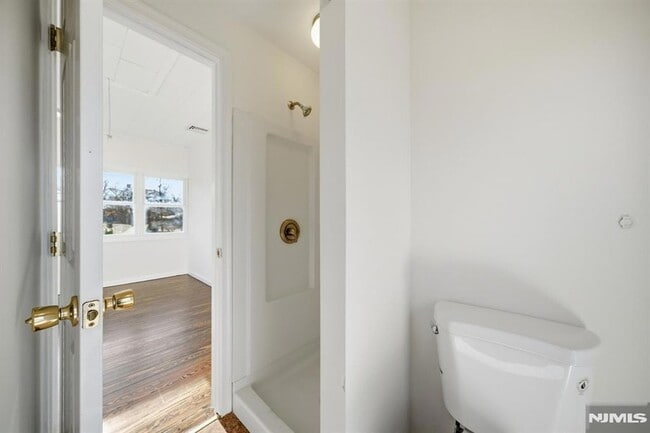 Building Photo - 75 Lakeview Terrace