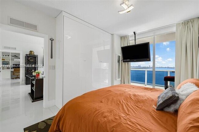 Building Photo - 600 NE 27th St