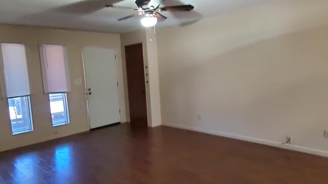 Building Photo - 717 W Cherry Ave