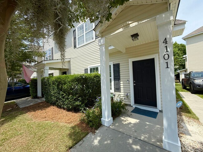 Building Photo - Move in Ready Three Bedroom Townhome in West Ashley