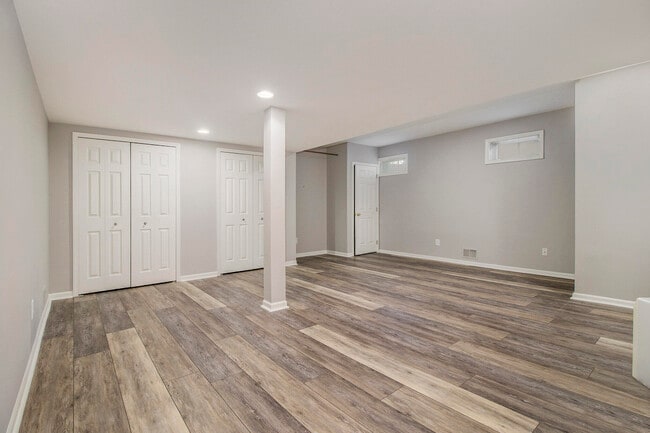 Building Photo - 5974 Versailles Ave E