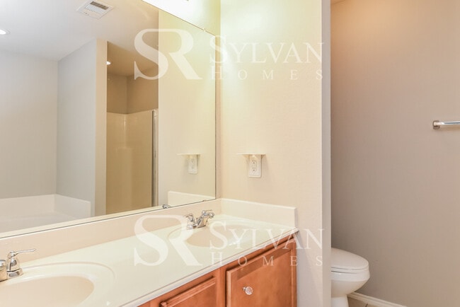 Building Photo - Don't miss out on this beautiful home!