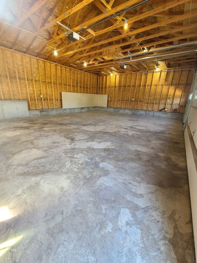 Building Photo - 2 bedroom with an amazing garage