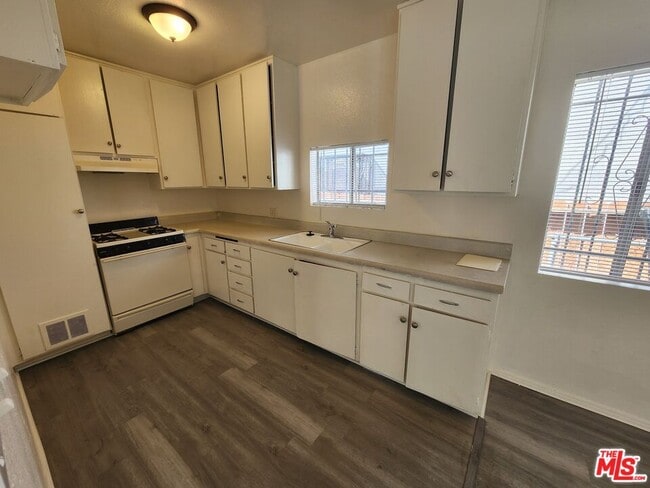 Building Photo - 534 W 47th St