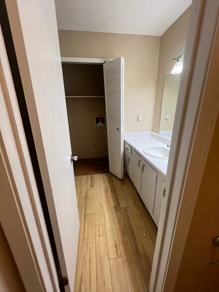 Building Photo - 416 Skyview Dr