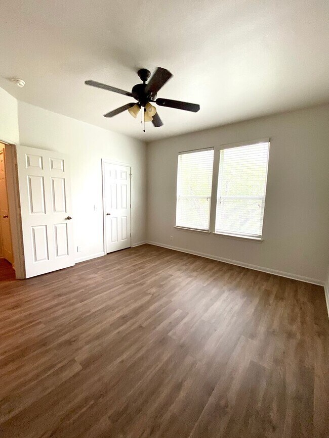 Building Photo - Austin Duplex Available for lease