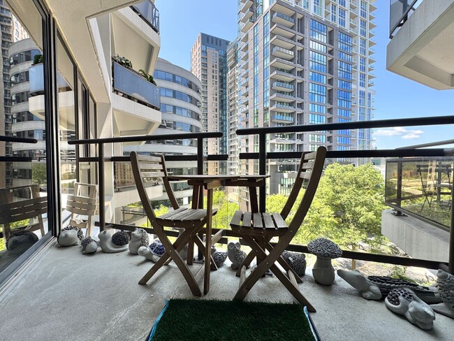 Building Photo - ARLINGTON CONDO - Sleek Sophistication Mee...