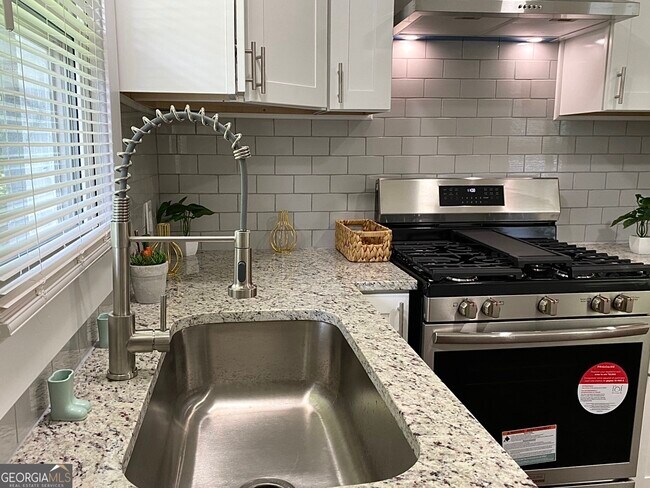 Building Photo - 2107 Garden Cir