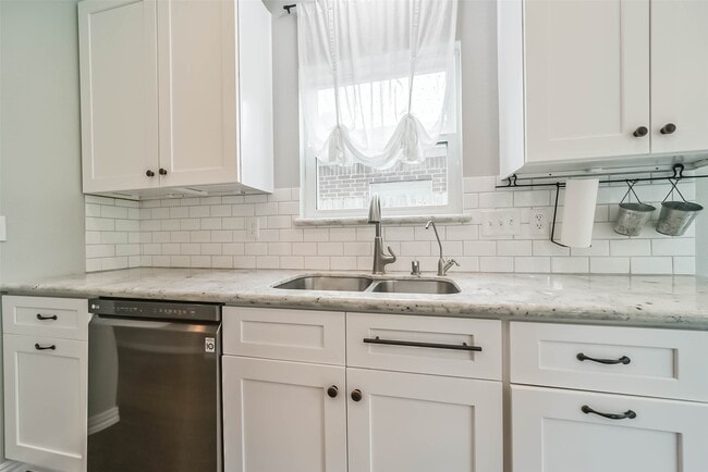 Building Photo - 6219 Summerville Ln