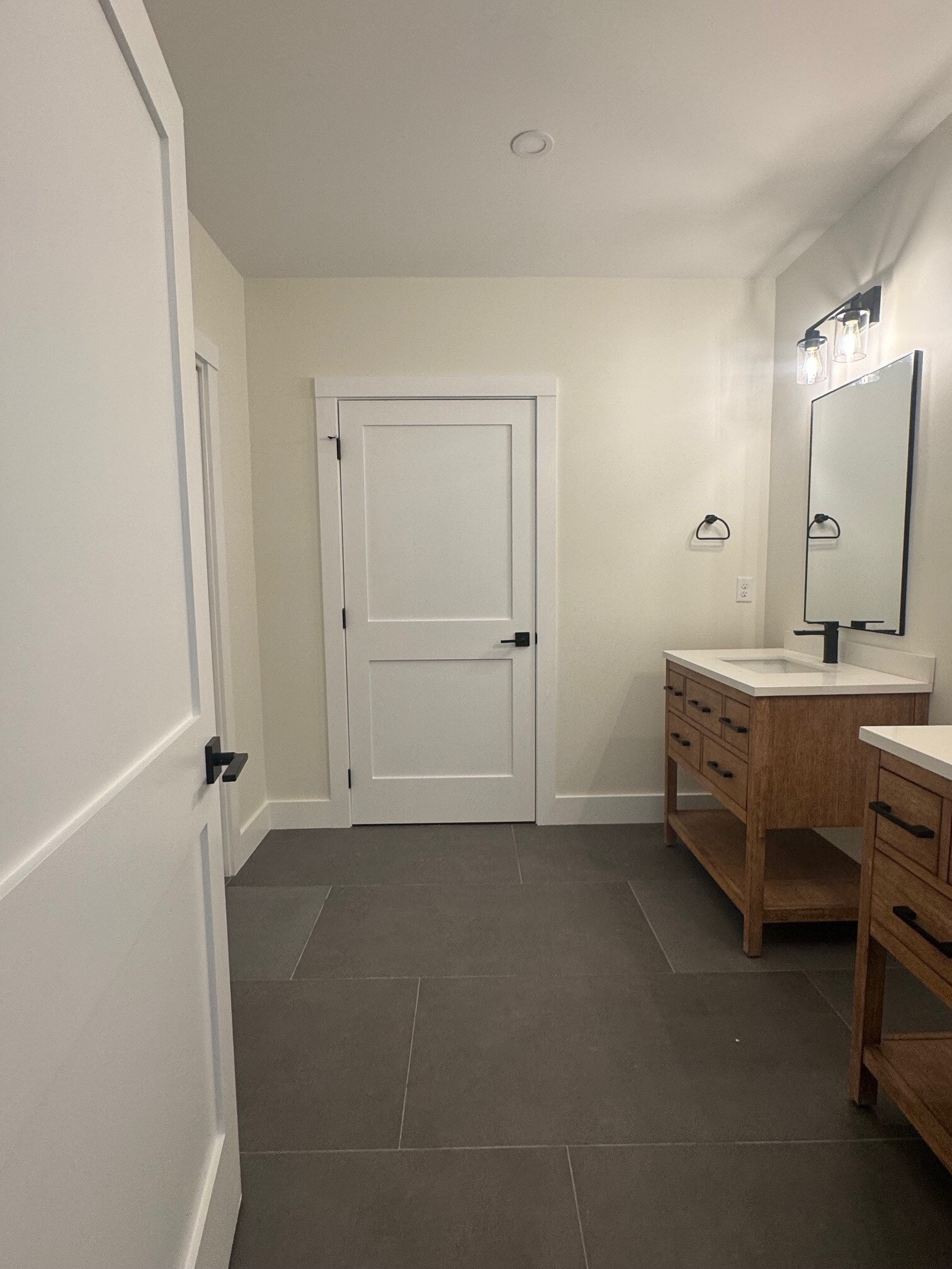 Building Photo - 404 Main St