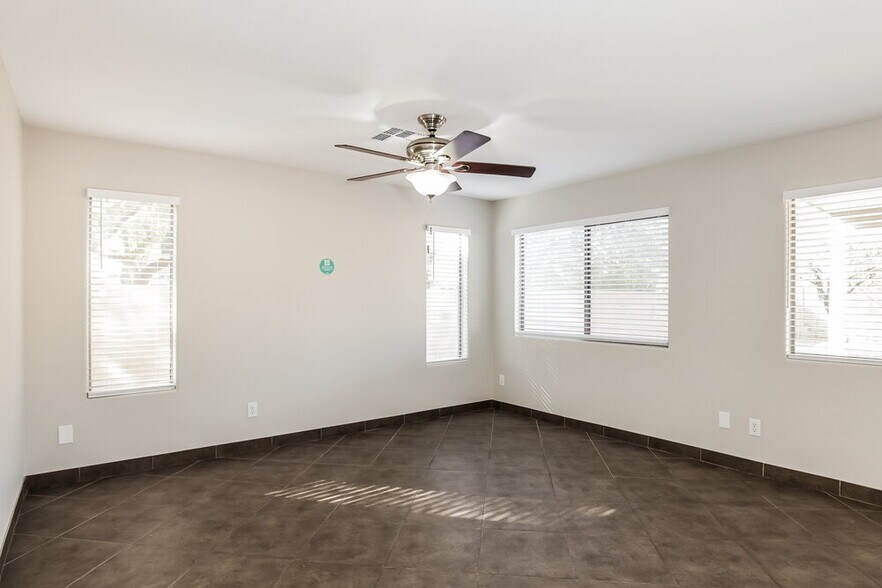 Building Photo - 2505 W Red Fox Rd