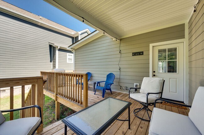 Building Photo - 1016 Sycamore Rdg E