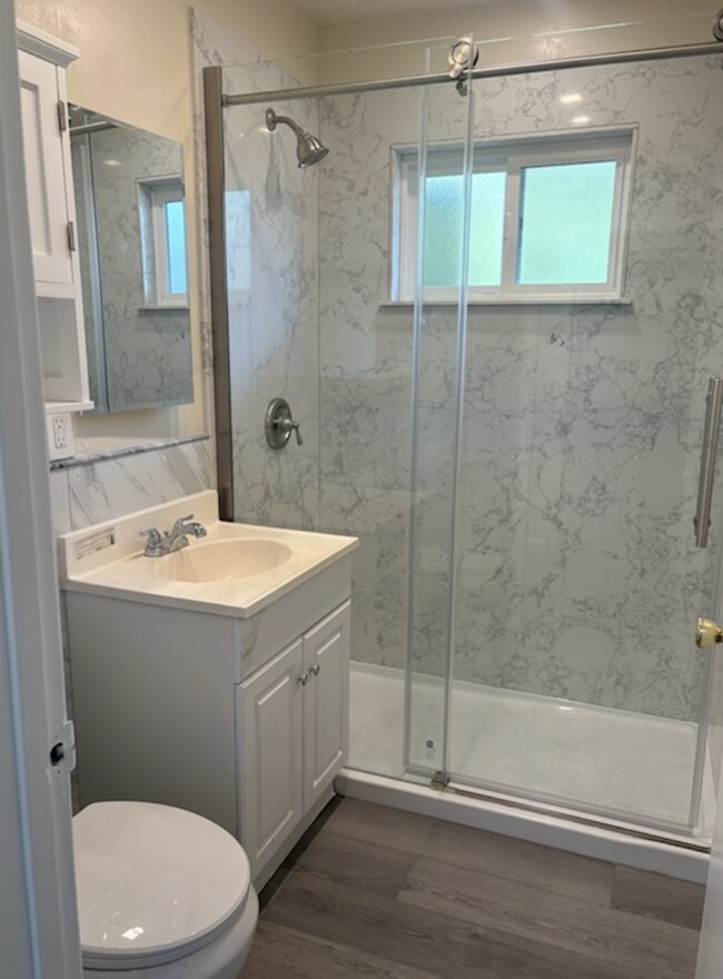 Building Photo - Charming 2-Bedroom Apartment with Hardwood Floors in Berkeley – Perfect Location!