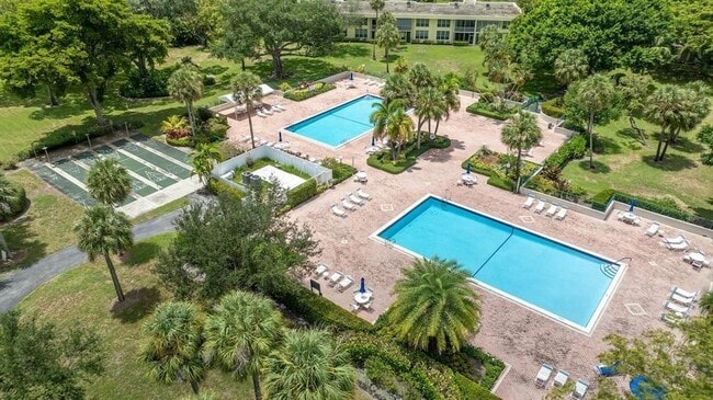 Building Photo - 605 Oaks Dr