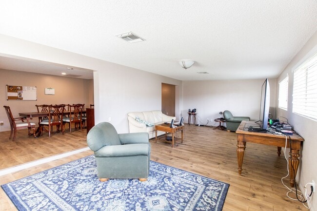 Building Photo - 6 Bedroom 3.5 Bathroom Tri-Level Home In Tempe close to ASU