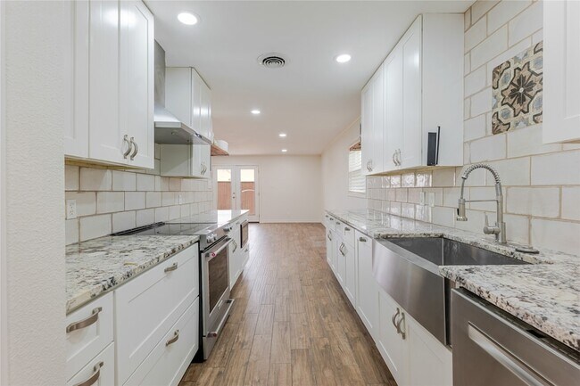 Building Photo - 11839 High Meadow Dr