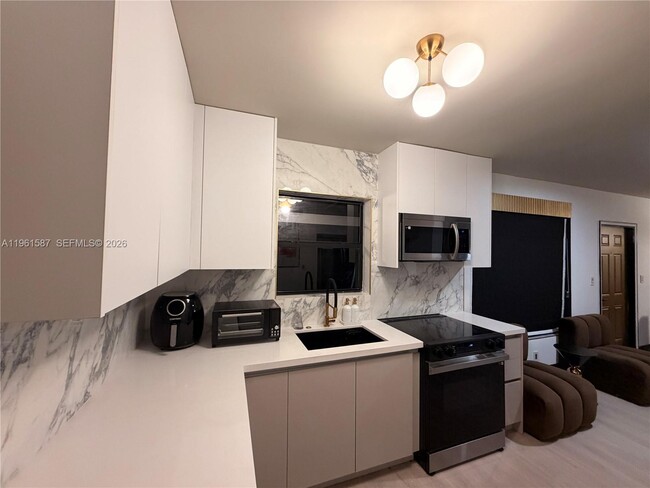 Building Photo - 920 SW 50th Ave