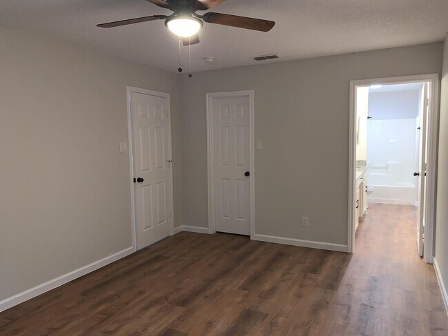 Building Photo - 120 Plumthicket Way