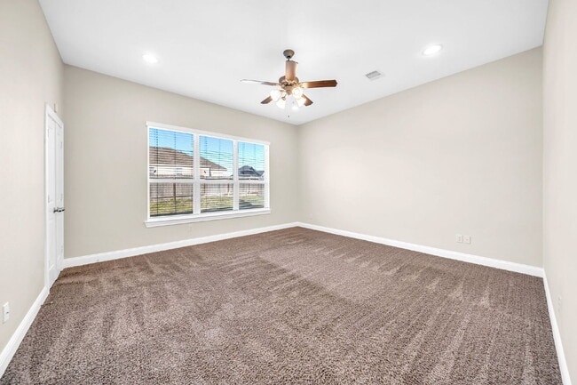 Building Photo - Welcome to this well-kept, single-story gem located in the Villas of Mia Lago!