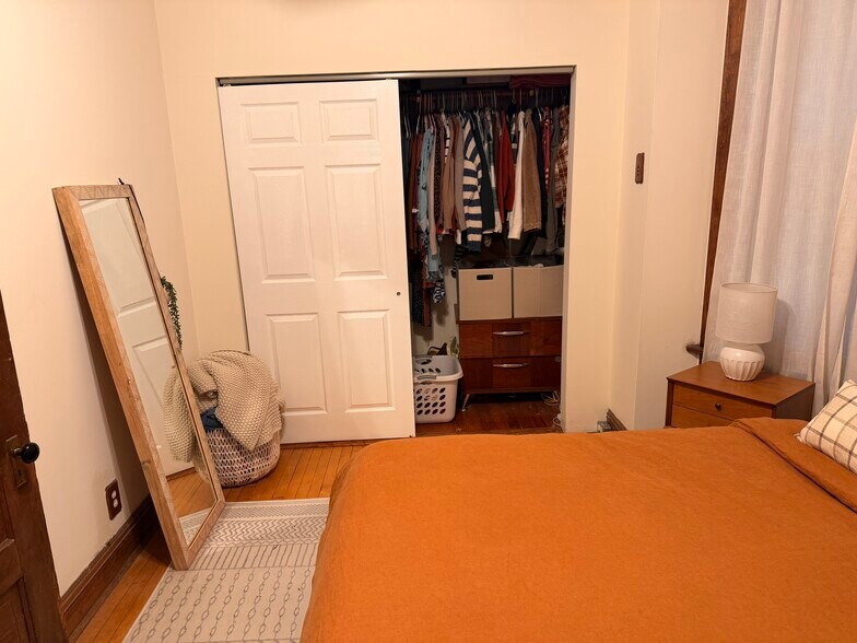 Building Photo - 1037 N Damen Ave