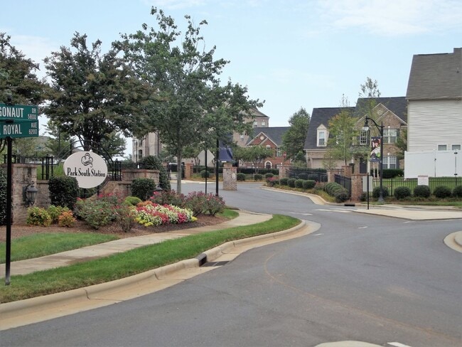 Building Photo - Great location off Archdale!