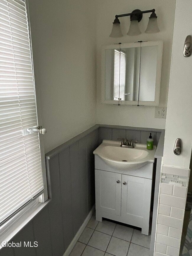 Building Photo - 425 6th Ave