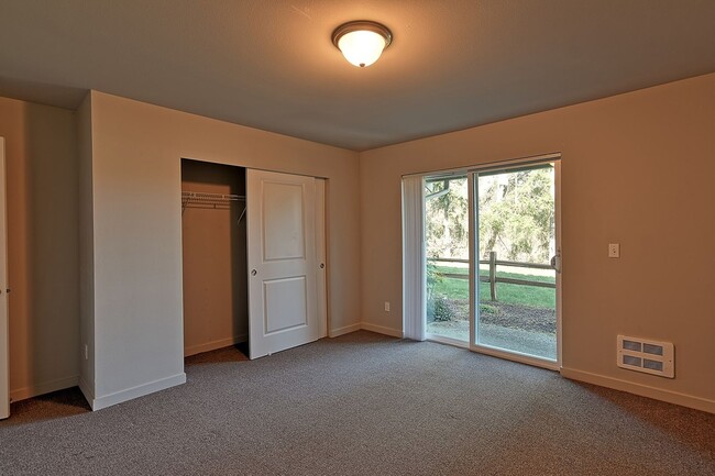 Building Photo - Northlake Court - 3 Bdrm Townhome Avail Now!