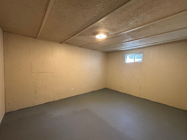 Building Photo - 4 bed 1.5 bath Ranch Style Home with Basem...