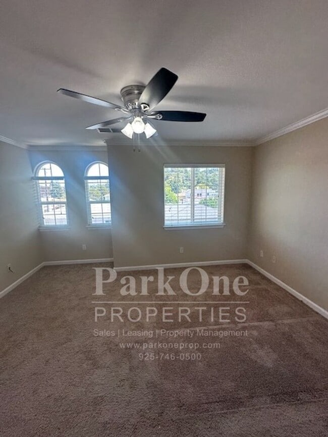 Building Photo - Nicely Updated Townhouse Close to Downtown