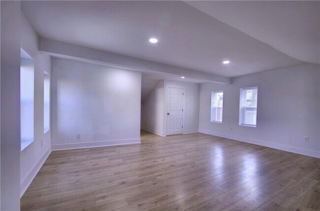 Building Photo - 1327 Reddour St