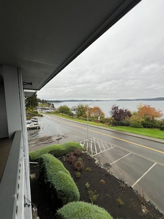 Building Photo - Top floor water front Steilacoom 1 bedroom...