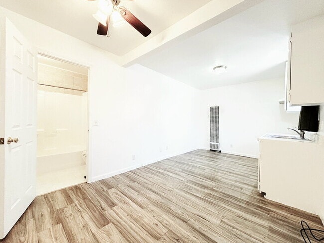 Building Photo - 950 Clela Ave