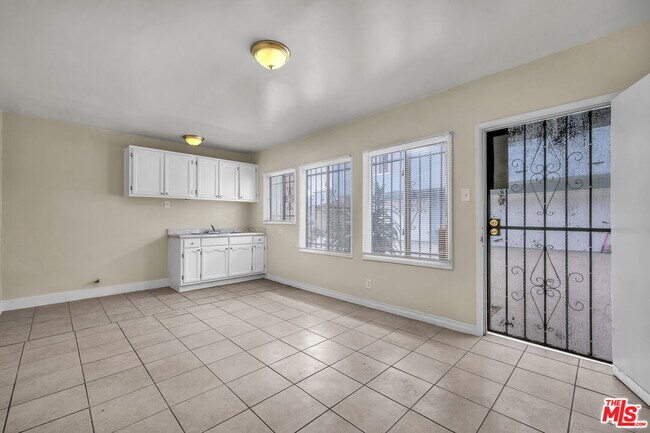 Building Photo - 522 E Kelso St