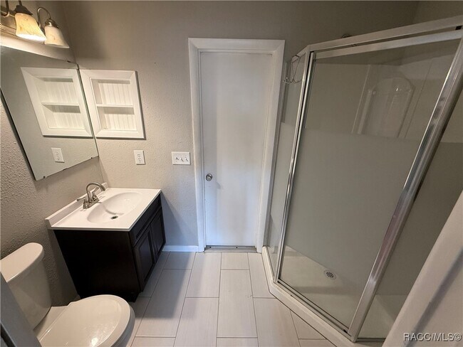 Building Photo - 920 N Lyle Ave