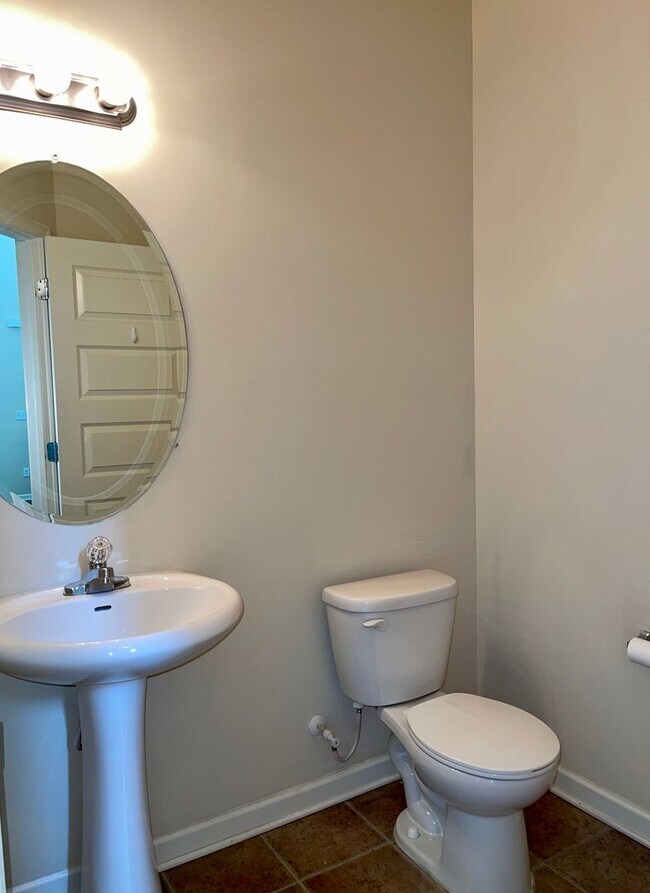 Building Photo - Spacious, Immaculate 4 Bed/2.5 Bath Home i...