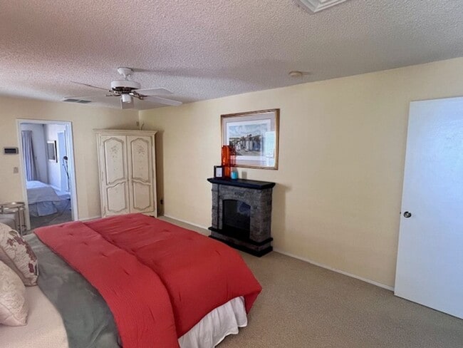 Building Photo - Golf Course Pool Home with 4 Bedrooms!