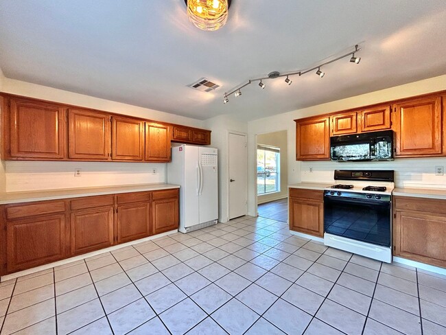 Building Photo - Spacious 4/BR 3.5/BA Two-Story Home with P...