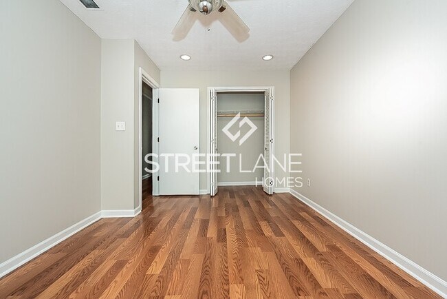 Building Photo - REDUCED!