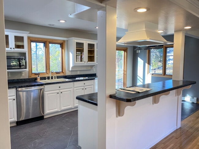 Building Photo - 1606 S Lake Irving Dr SW