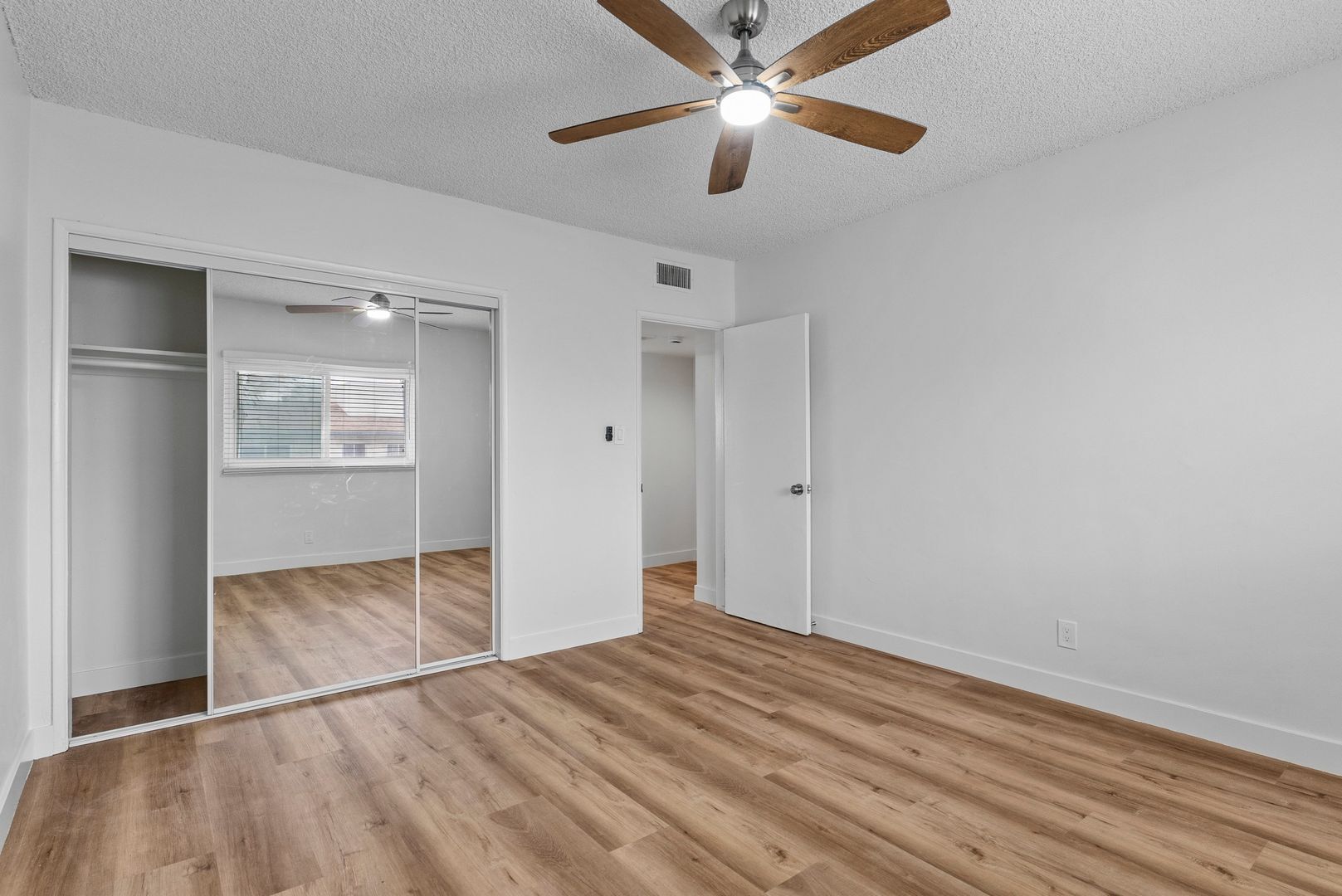Building Photo - 112 E Buckthorn St