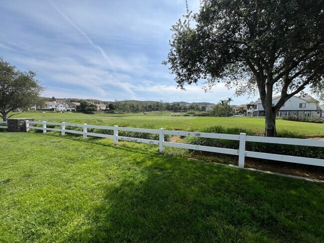 Building Photo - Luxury En Suite Living & Panoramic Views