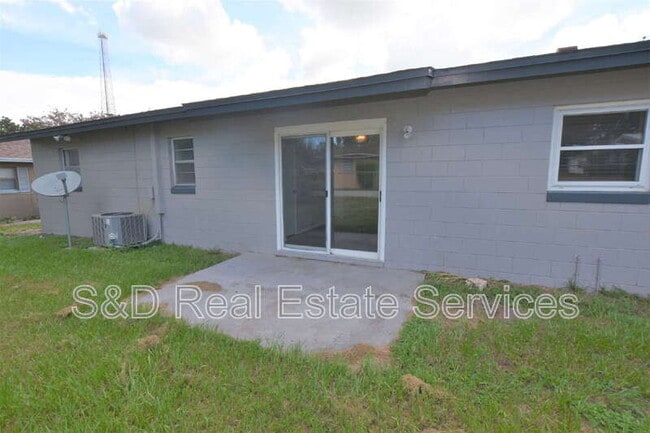 Building Photo - 1015 E Tee Cir