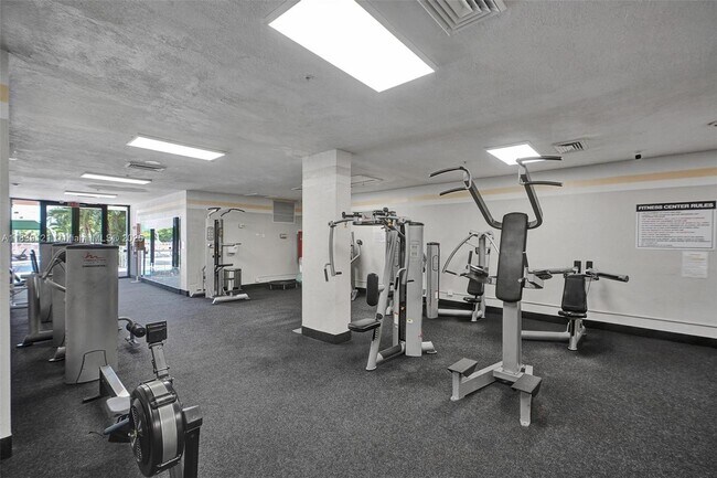 Building Photo - 400 Kings Point Dr