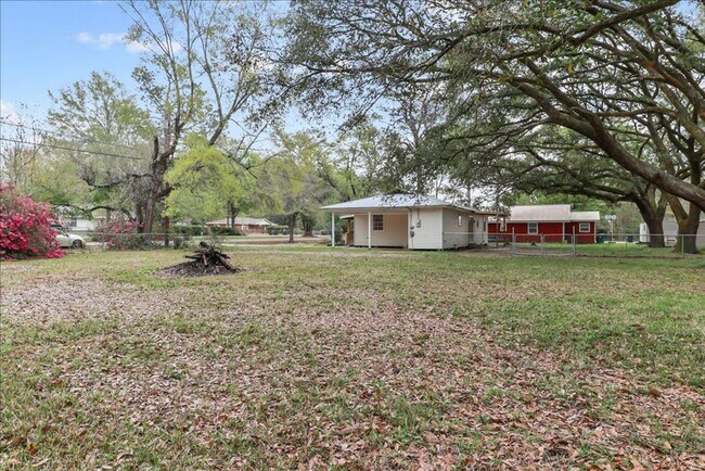 Building Photo - Completely Renovated 3 Bed 2 Bath home wit...