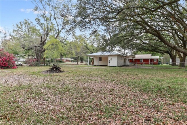 Building Photo - Completely Renovated 3 Bed 2 Bath home with HUGE fenced yard & shed