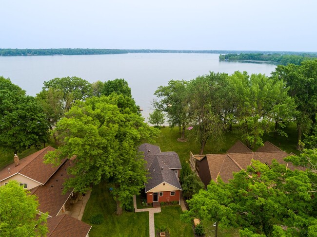 Building Photo - Rare green lake lake home for long term re...