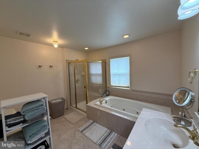 Building Photo - 240 Honey Hollow Ln