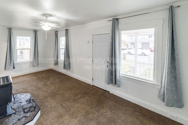 Building Photo - 2911 E Rowan Ave