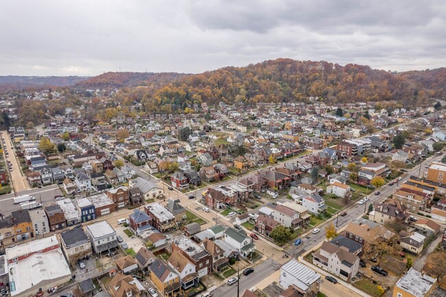 Building Photo - NEWLY UPDATED 2 BEDROOMS IN MCKEES ROCKS! ...